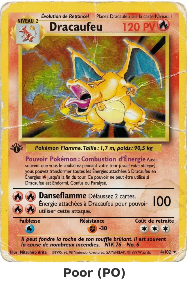 Carte Dracaufeu en état Poor : pliures majeures, coin déchiré, surface très abîmée